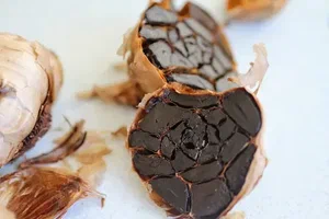 تصویر 1 از سیر سیاه گرگان تازه و خوش‌ عطر با کیفیت ثابت